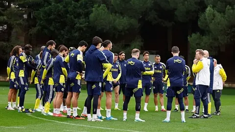 İsmail Kartal basın toplantısında veya Samandıra tesisleri önünde konuşuyor