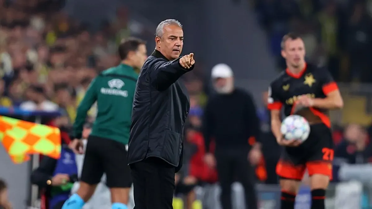 İsmail Kartal maç talimat verirken, saha kenarında
