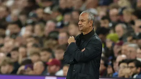 İsmail Kartal maç öncesi takım konuşması yaparken görüntü
