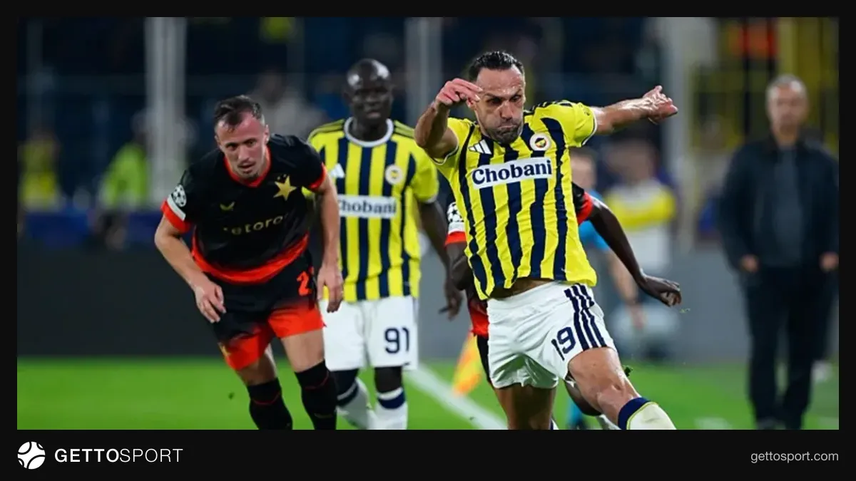 İsmail Kartal maç öncesi taktik talimat verirken, saha kenarında oyuncular