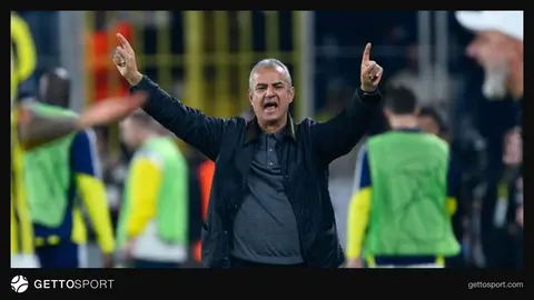 İsmail Kartal basın toplantısında mikrofonların önünde konuşuyor