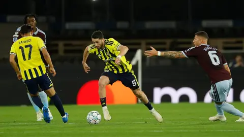 Fenerbahçe formasıyla İsmail Yüksek şut ve top kapma anında