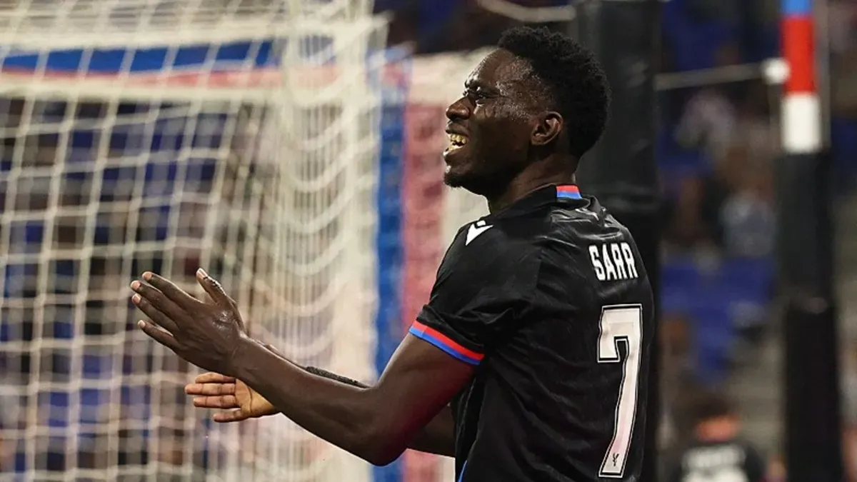 Ismaila Sarr kenarda beklerken