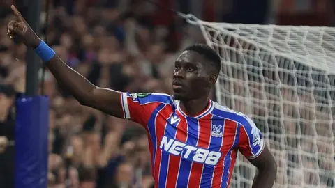 İsmaila Sarr topa doğru qaçır, Kristal Pelas forması