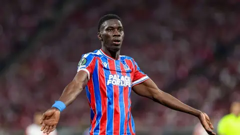 İsmaila Sarr Kristal Pelas formanı geyinmiş halda meydanda