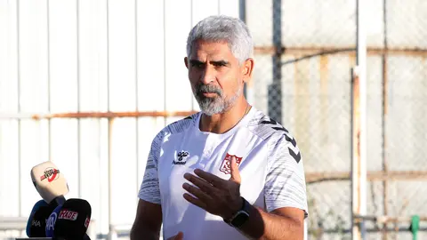 İsmet Taşdemir basın toplantısında konuşuyor