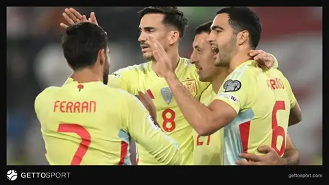 Stadionda mikrofonla xəbərdarlıq edən diktor və ekranlarda anti-ayrı-seçkilik mesajı