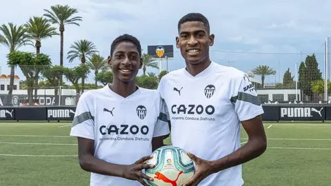 İspaniya U-15 millisi futbolçuları təlimdə vəya federasiya loqosu