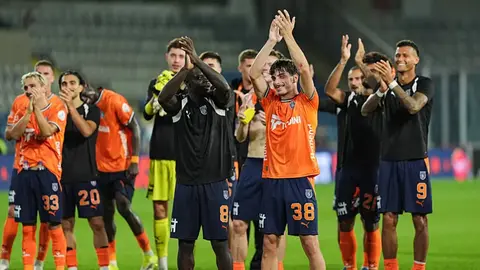 Başakşehir ve Konyaspor futbolcuları maç öncesi ısınırken