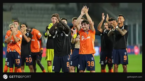 Başakşehir ve Konyaspor futbolcuları maç öncesi ısınırken