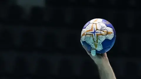İstanbul Gençlikspor oyuncuları THF Serdar Seymen Hentbol Salonu'nda maç sırasında