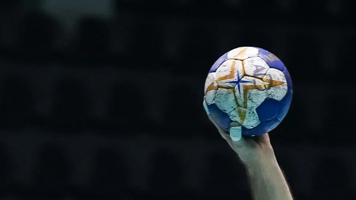 İstanbul Gençlikspor oyuncuları THF Serdar Seymen Hentbol Salonu'nda maç sırasında