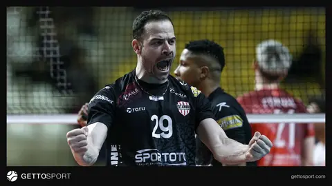 İstanbul Gençlikspor voleybol takımı sevinç görüntüsü, kupa veya saha kutlaması