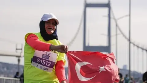 İstanbul Maratonu'nda sporcular 15 Temmuz Şehitler Köprüsü'nden koşuyor