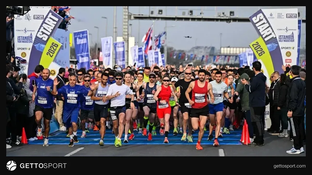 İstanbul Maratonu koşucuları Boğaz köprüsünde koşuyor