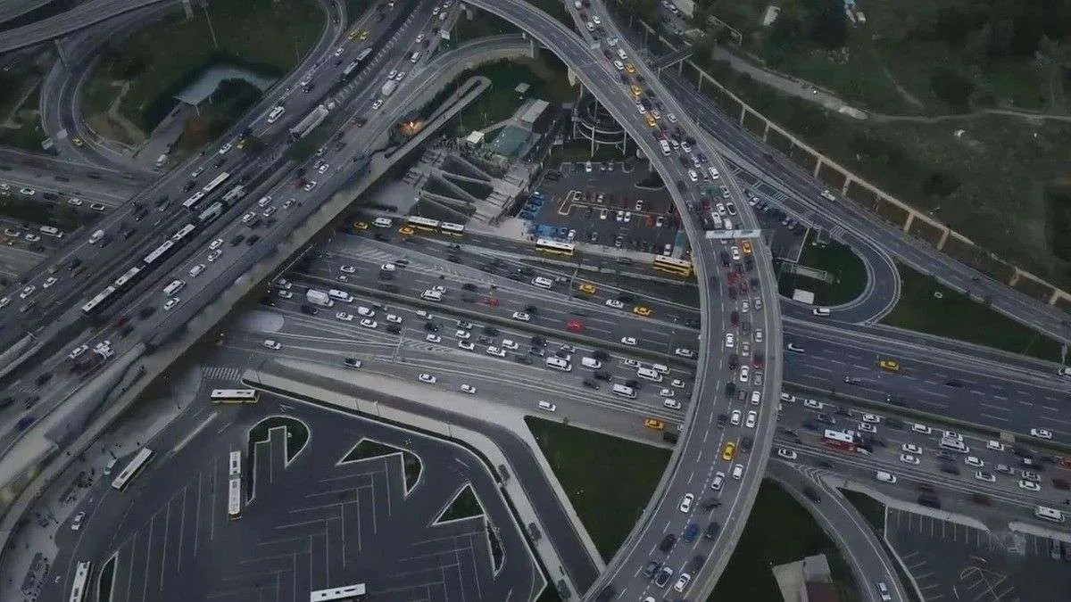 Akşam saatlerinde İstanbul ana arterlerinde yoğun araç kuyruğu ve trafik