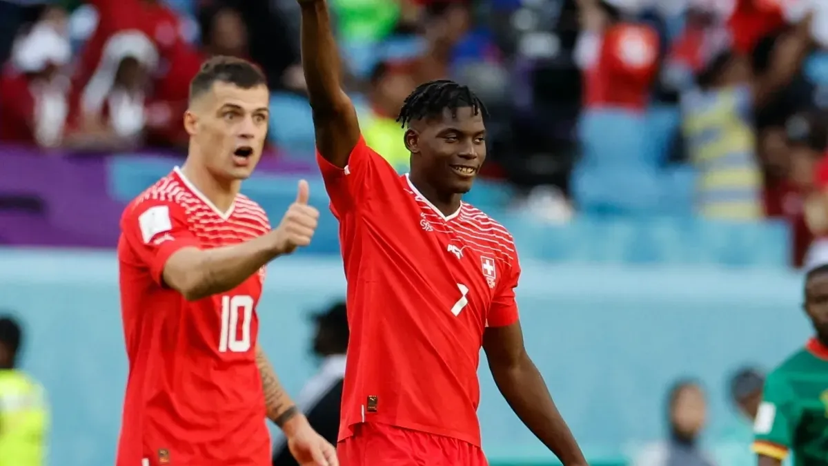 İsveçrə millisinin oyunçuları Qranit Caka və Bril Embolo