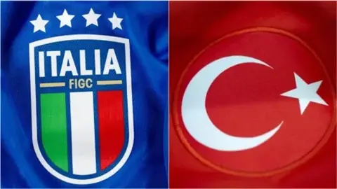 İtaliya və Türkiyə millisinin oyunçuları meydanda top uğrunda mübarizə aparır