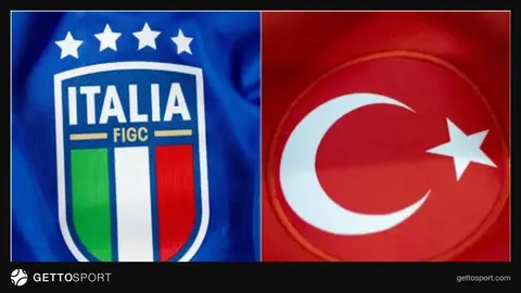 İtaliya və Türkiyə millisinin oyunçuları meydanda top uğrunda mübarizə aparır