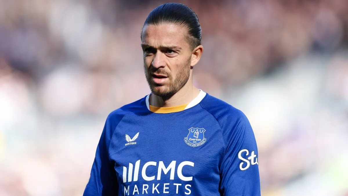 Jack Grealish Everton formasıyla kenarda otururken