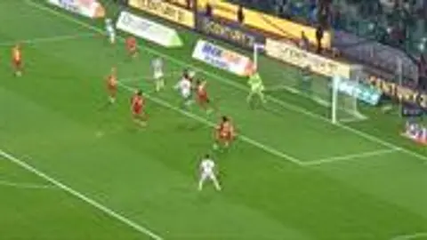 Jackson Muleka kafa vuruşunda top üst direğe çarparken