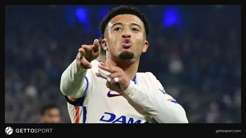 Jadon Sancho formasıyla sahada koşarken görüntüsü