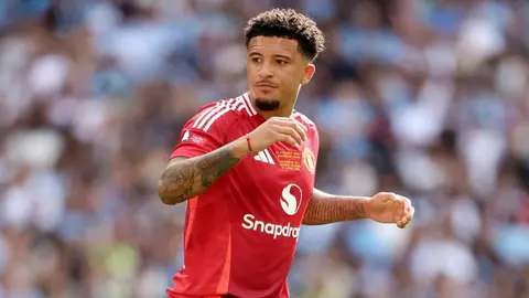 Jadon Sancho top sürerken, serbest oyuncu olarak transfer görüşmeleri yapılıyor