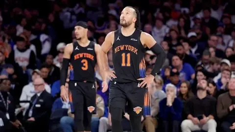 Jalen Brunson maç sonrası röportaj verirken mikrofonlara konuşuyor
