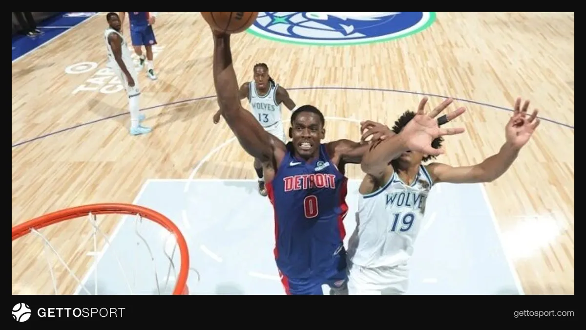 Jalen Duren Pistons formasıyla maç sırasında smaç veya pota altı pozisyonunda