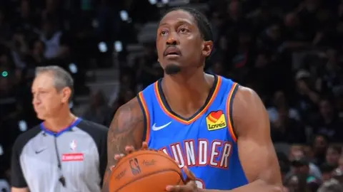 Jalen Williams maç sırasında yerde yatarken sedyeyle çıkarılıyor, taraftarlara iki başparmağını kaldırıyor