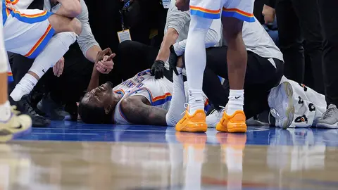 Sedyeyle sahadan çıkarılan Jalen Williams ve takım arkadaşlarının üzüntüsü