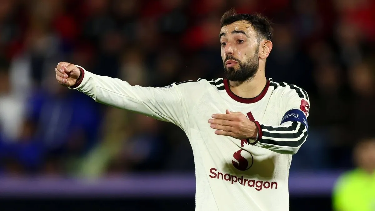 Jamie Carragher konuşurken, Bruno Fernandes maç sırasında düşünceli