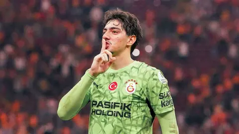 Jankat Yılmaz Galatasaray formasıyla kale önünde