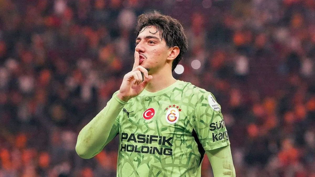 Jankat Yılmaz Galatasaray formasıyla kale önünde