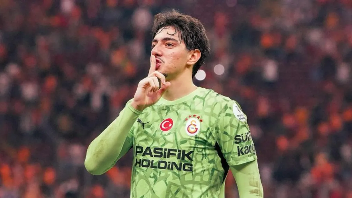 Jankat Yılmaz qapıda topun arxasında durub