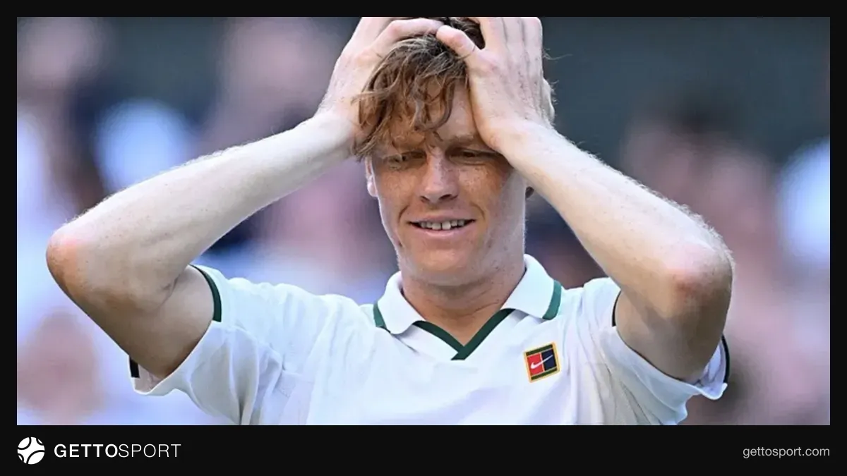 Jannik Sinner kort kenarında konuşurken