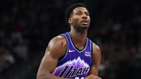 Jaren Jackson Jr. Utah Jazz formasıyla bir maçta top sürüyor