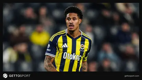Jayden Oosterwolde Fenerbahçe formasıyla saha kenarında