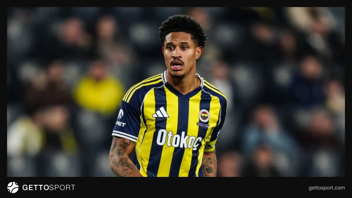 Jayden Oosterwolde Fenerbahçe formasıyla saha kenarında