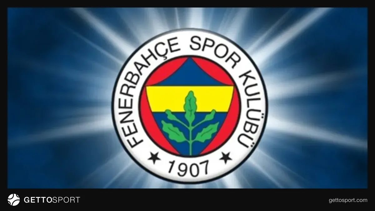 Jayden Oosterwolde Fenerbahçe formasıyla saha kenarında yürürken