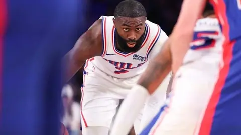 Jaylen Brown maçta ve mikrofonlara konuşurken