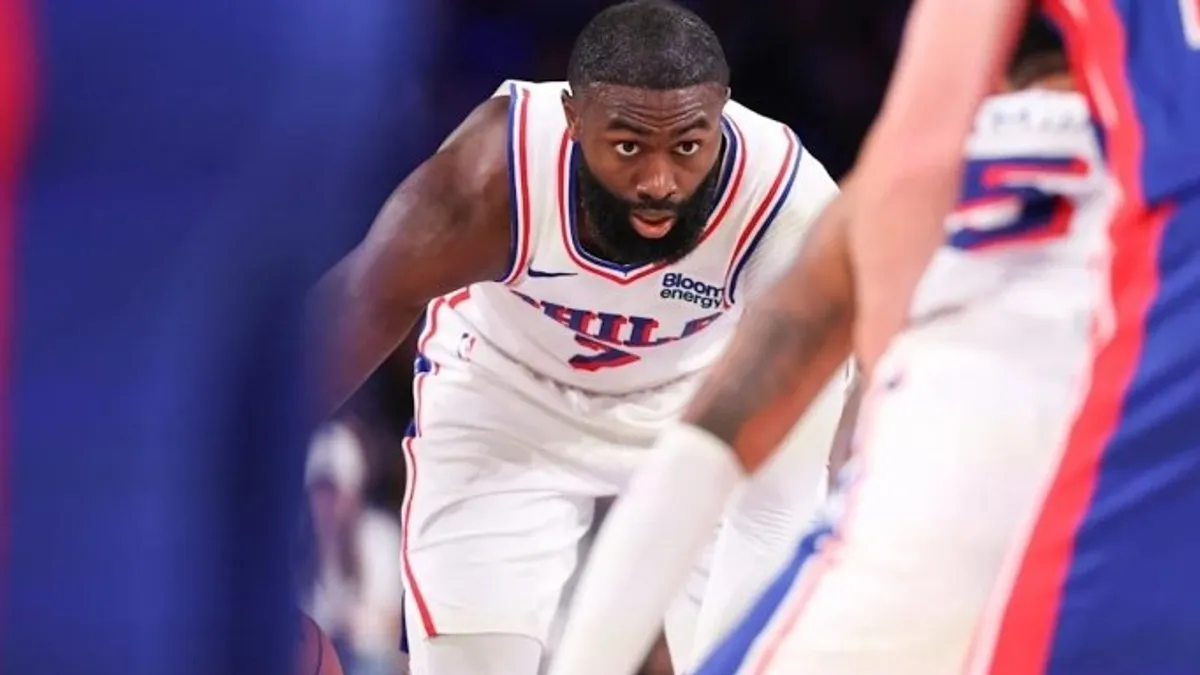 Jaylen Brown maçta ve mikrofonlara konuşurken