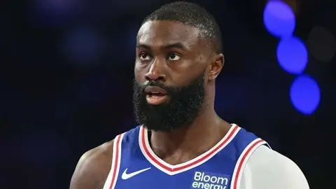 Jaylen Brown 76ers formasıyla maç sırasında top sürüyor