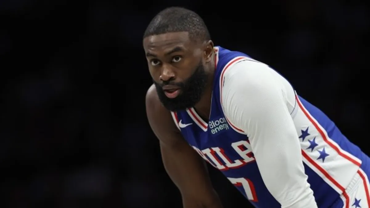 Jaylen Brown potada top sürerken takım formasıyla