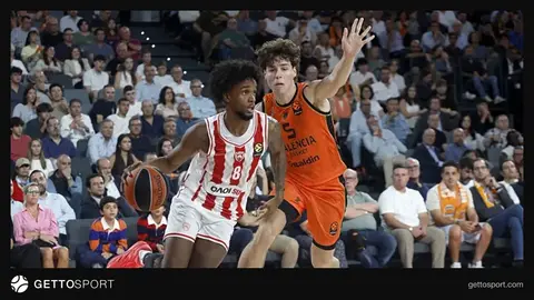 Jean Montero Olympiakos formasıyla top sürerken
