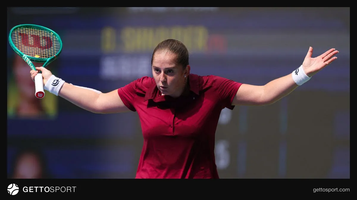 Jelena Ostapenko file önünde vuruş yaparken