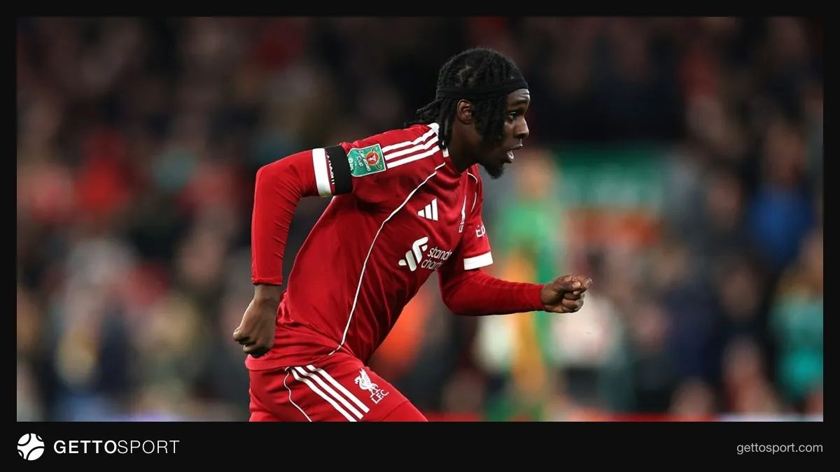 Jeremie Frimpong "Liverpul" forması ilə topa hücum edir