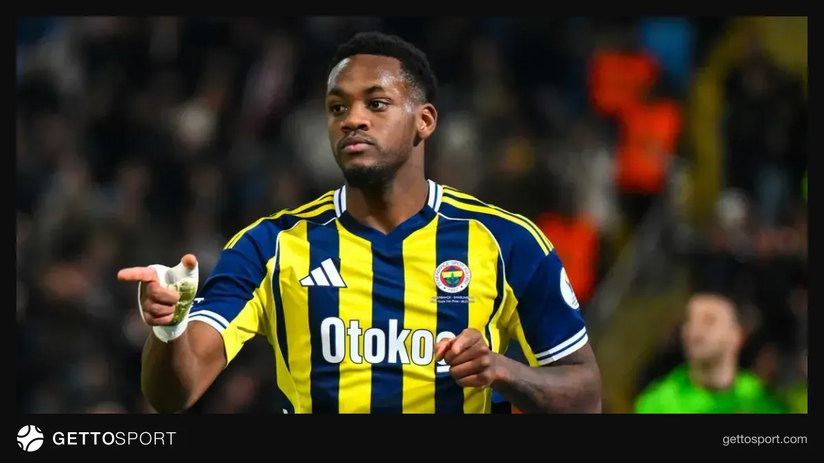 Jhon Durán saha kenarında düşünceli poz verirken