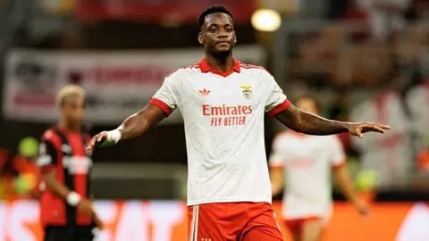 Jhon Duran Benfica formasıyla basın açıklaması yaparken