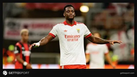 Jhon Duran Benfica formasıyla basın açıklaması yaparken